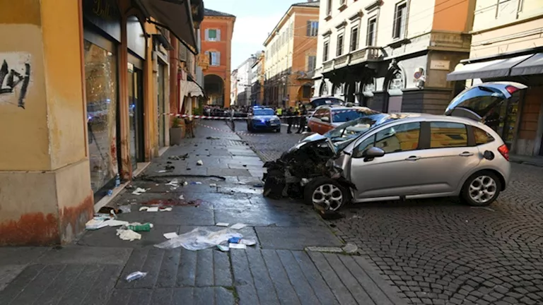 السداد | 4 منهم بحالة حرجة.. إصابة 8 أشخاص في حادثة دهس بمدينة مودينا الإيطالية