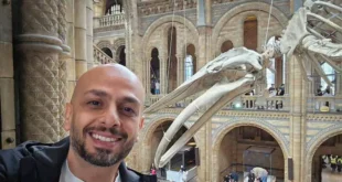 السداد | أحمد مراد يتجول بين الديناصورات في متحف التاريخ الطبيعي بلندن