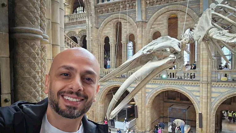 السداد | أحمد مراد يتجول بين الديناصورات في متحف التاريخ الطبيعي بلندن 