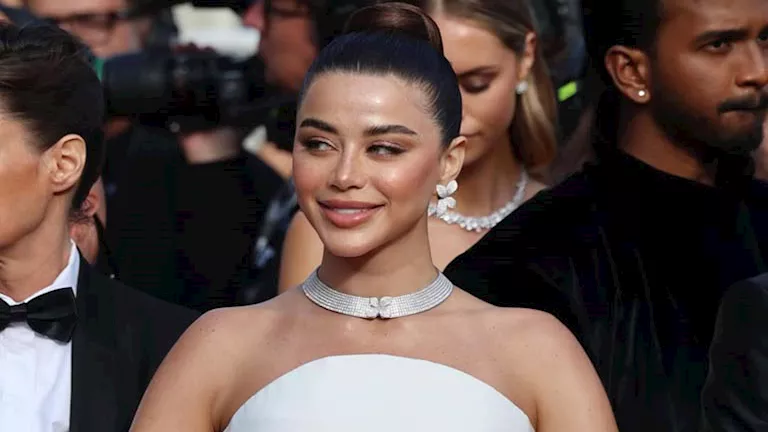 السداد | إطلالة بيضاء ملكية .. يارا السكري تنشر صورًا جديدة من مهرجان كان 