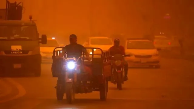 السداد | السماء تحولت إلى اللون البرتقالي.. عاصفة ترابية قوية تضرب العراق والأردن (فيديو)