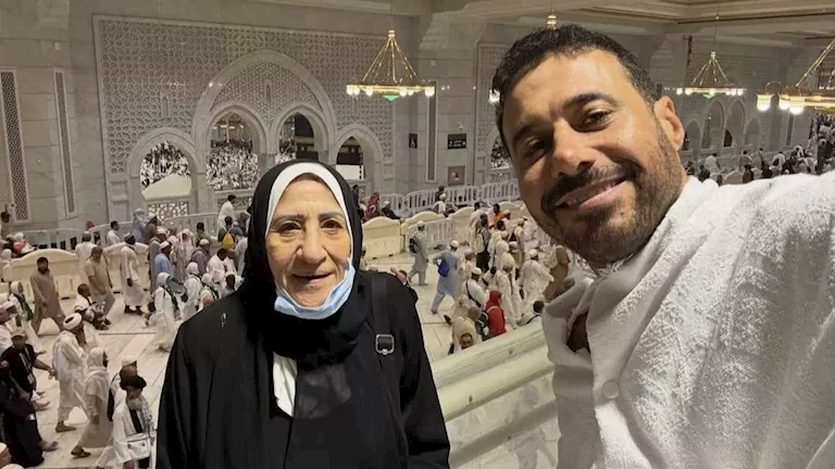 السداد | بالصور.. أحمد السعدني يؤدي مناسك الحج بصحبة والدته 