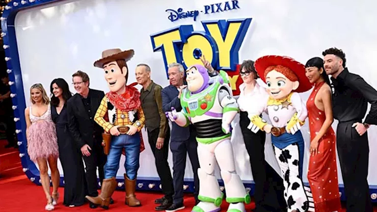 السداد | بالصور| توم هانكس يحتفل بطرح الجزء الخامس من فيلم Toy Story
