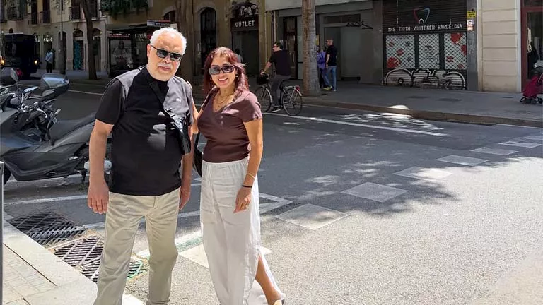 السداد | بالصور- روجينا مع أشرف زكي يستمتعان بالإجازة في برشلونة