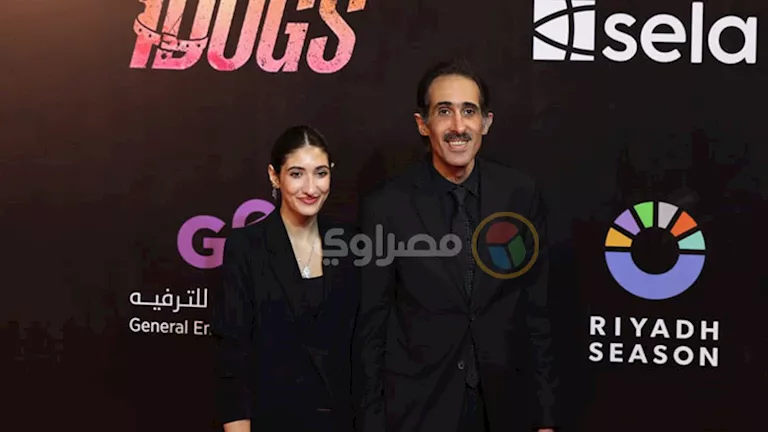 السداد | بالصور- لحظة وصول مجدي الجلاد بصحبة ابنته لميس العرض الخاص لـ "7 Dogs"