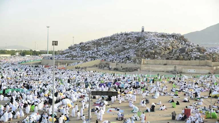 السداد | بث مباشر | حجاج بيت الله الحرام يستمعون إلى خطبة يوم عرفة من مسجد نمرة
