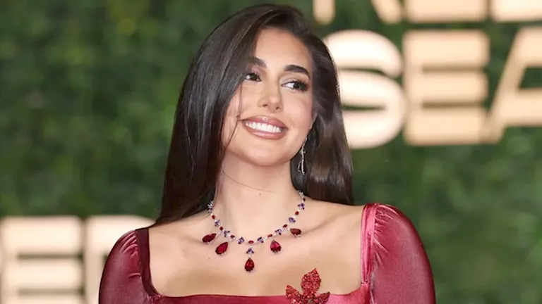 السداد | بحر وباقة ورود.. ياسمين صبري تستعرض جمالها في كان