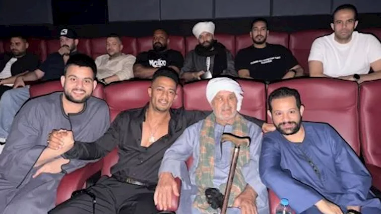 السداد | بعد جدل منعهم الدخول بالجلباب..محمد رمضان يجتمع بالصعايدة الثلاثة لمشاهدة أسد 