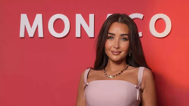 السداد | بفستان وردي.. هنا الزاهد تخطف الأنظار في مهرجان كان السينمائي