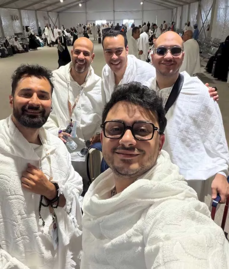 السداد | بملابس الإحرام.. أحمد حاتم يؤدي فريضة الحج بصحبة مصطفى عاطف وأحمد مراد 