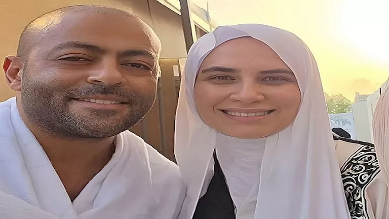 السداد | تامر عاشور ينشر صورة مع زوجته أثناء أداء مناسك الحج 