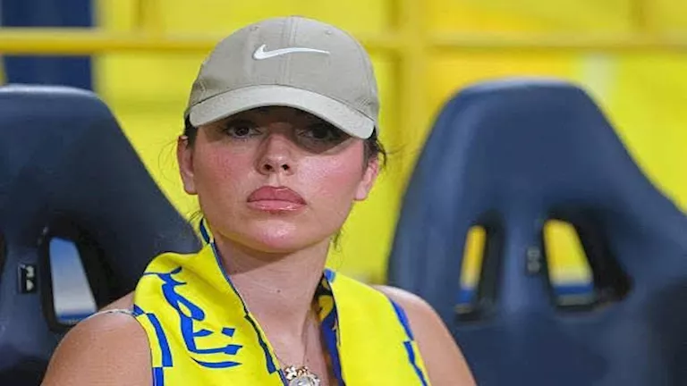 السداد | جورجينا وأنغام.. نجوم الفن يخطفون الأنظار في كلاسيكو الهلال والنصر