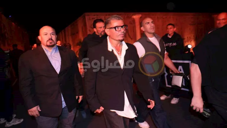 السداد | جيسون ستاثام وعمرو دياب.. النجوم في نزال الملاكمة الأسطوري تحت سفح الأهرامات 