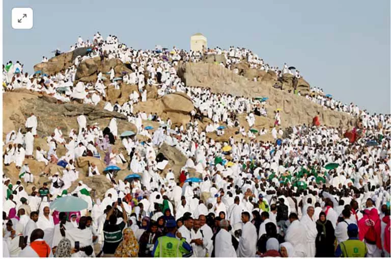 السداد | حجاج بيت الله يتوافدون إلى مسجد نمرة للاستماع إلى خطبة عرفة 