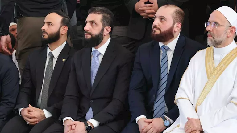 السداد | حقائب باليستية تحيط بالشرع خلال صلاة العيد في حلب- صور وفيديو 