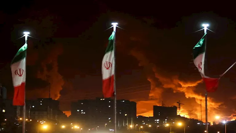 السداد | دوي انفجارات مجهولة تستهدف إيران في المياه الخليجية وبندر عباس 