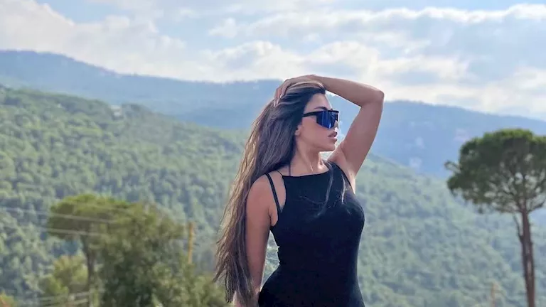 السداد | سارة سلامة تخطف الأنظار بإطلالة صيفية وسط الطبيعة - صور
