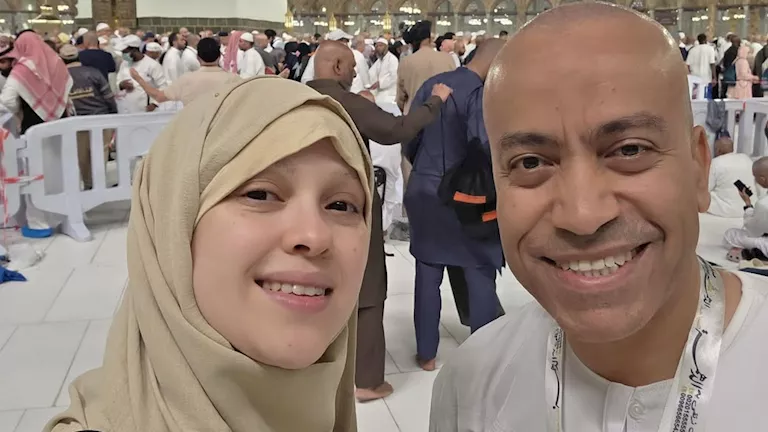 السداد | سامح حسين يشارك صورا مع زوجته من الحرم المكي ويعلق: إنهاردة العيد بتاعي 