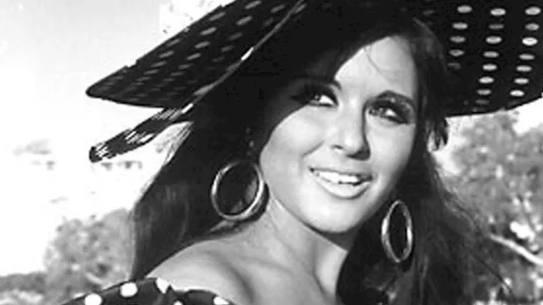السداد | سعاد حسني وشادية وسامية جمال.. 10 صور للنجوم مع خروف العيد 