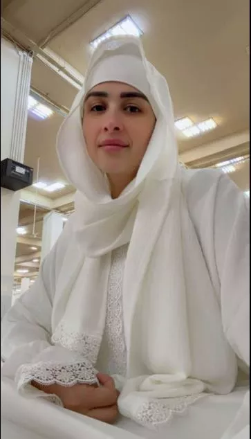 السداد | صورة من الأراضي المقدسة.. ياسمين عبدالعزيز تؤدي فريضة الحج 