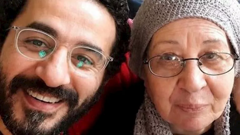 السداد | صورة وكلمات مؤثرة.. كيف ودعت شقيقة أحمد حلمي والدتها عبر "فيسبوك"؟