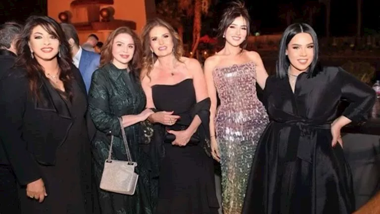 السداد | عروسة البحر .. 10صور لـ مي عمر بفستان لامع في حفل زفاف نجل إدوارد 
