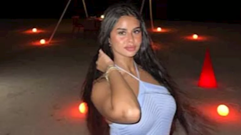 السداد | في المالديف وأمام حمام السباحة.. 25 صورة أثارت الجدل لـ منة عرفة