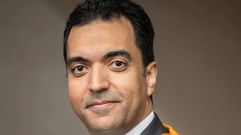 السداد | محمد الألفي أول مصري يرأس الكلية الملكية لجراحي العيون ببريطانيا 