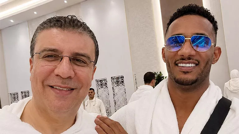 السداد | محمد رمضان يؤدي مناسك الحج رفقة الإعلامي عمرو الليثي.. صورة 
