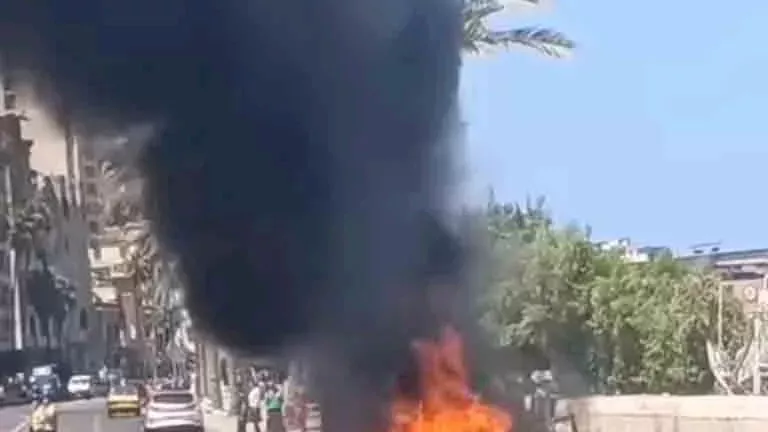 السداد | مستوطنون يضرمون النار بمركبة فلسطينية في خربة مسعود بالضفة الغربية