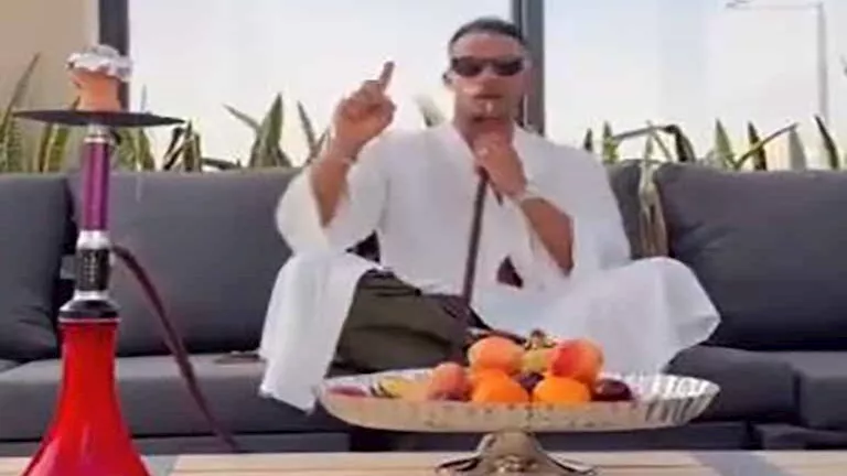 السداد | ممسكا بشيشة.. محمد رمضان يروج لأغنيته الجديدة "Yakoza"