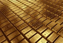 الذهب ينخفض بفعل مخاوف التضخم وقوة الدولار وزيادة التوترات الجيوسياسية