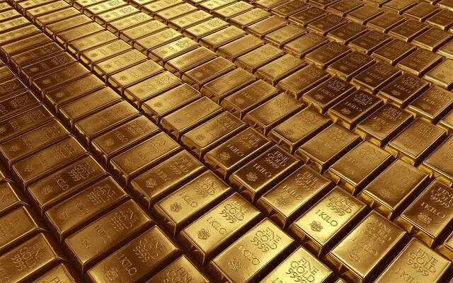 الذهب ينخفض بفعل مخاوف التضخم وقوة الدولار وزيادة التوترات الجيوسياسية