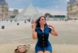 السداد | 15 صورة لـ سارة سلامة أمام اللوفر بفستان أزرق قصير