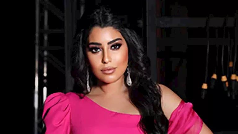 السداد | "أميرة من عالم الأحلام". آيتن عامر تخطف الأنظار بإطلالة أنيقة باللون الأزرق
