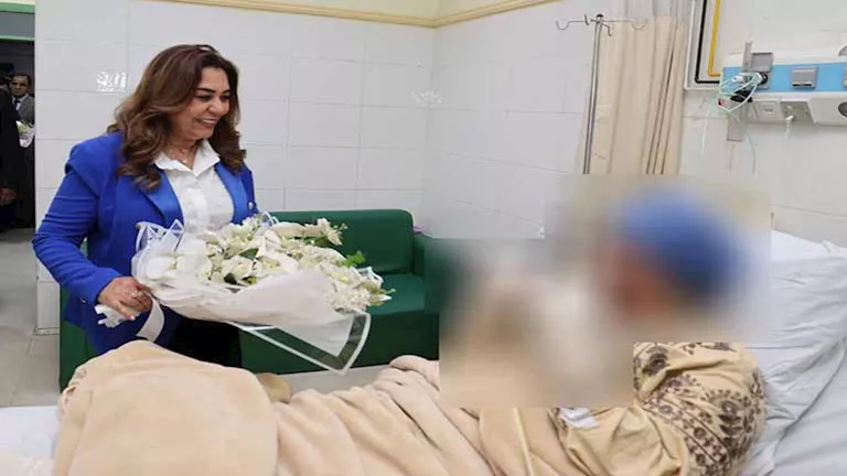 السداد | أُصيبت أثناء تنفيذ إزالة.. وزيرة التنمية المحلية تزور رئيسة قرية بكفر الشيخ (صور)