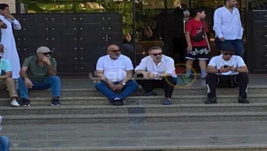 السداد | إسماعيل فرغلي وصبحي خليل يشاركان في جنازة محمد مرزبان بالملابس البيضاء