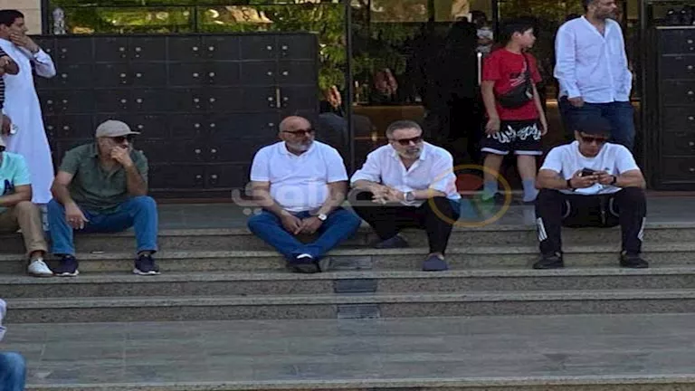 السداد | إسماعيل فرغلي وصبحي خليل يشاركان في جنازة محمد مرزبان بالملابس البيضاء