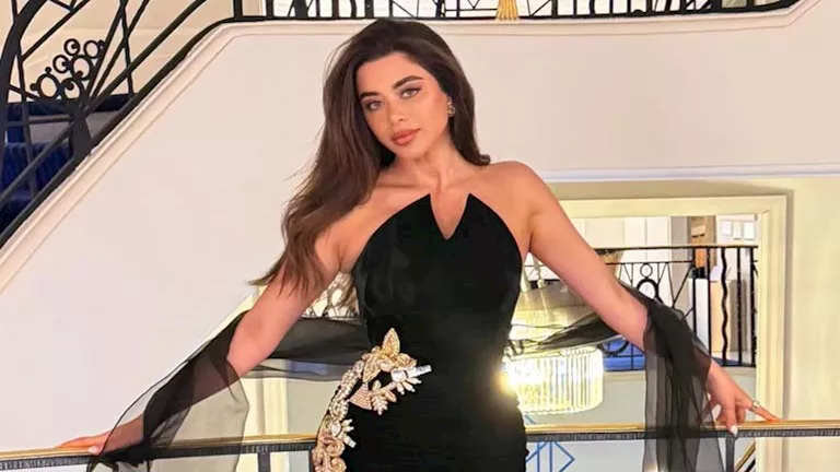 السداد | الأسود يليق بكِ .. 15 صورة لـ يارا السكري بإطلالات سوداء ساحرة 