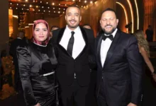السداد | بالحجاب.. أول ظهور لزوجة الفنان عصام السقا - صورة