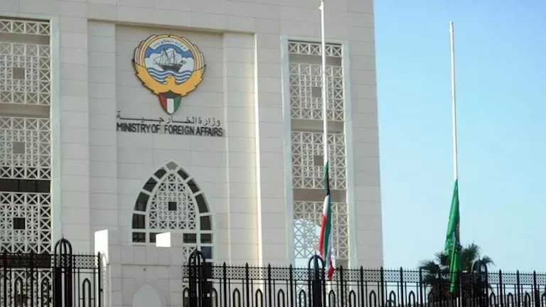 السداد | بعد استهداف المطار ...الكويت تطرد دبلوماسيين إيرانيين وتخفض التمثيل الدبلوماسي