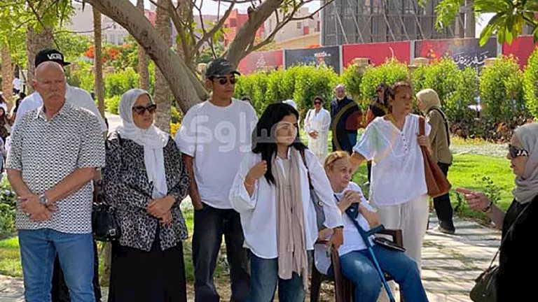 السداد | تنفيذًا لوصيته بملابس بيضاء.. الصور الأولى من جنازة محمد مرزبان