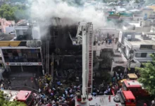 السداد | حريق ضخم في مبنى تجاري بالهند يُودي بحياة 14 شخصًا (فيديو)