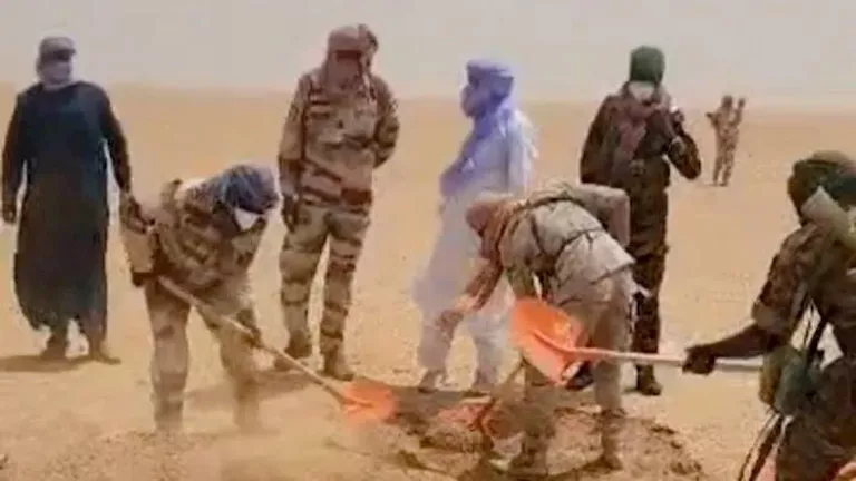 السداد | دفنوا في مقبرة جماعية.. وفاة 49 شخصا عطشا بعد تعطل شاحنتهم في صحراء النيجر