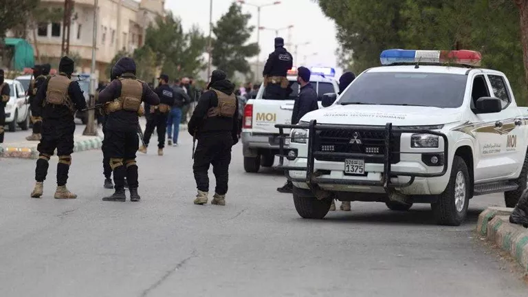 السداد | سوريا تواصل ملاحقة عناصر النظام السابق وتعلن اعتقال 3 أشخاص في دير الزور