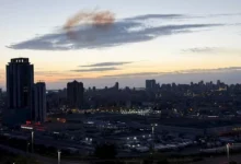 السداد | شظايا مسيّرات إيرانية تستهدف البحرين وتتسبب في أضرار بالمنازل وإصابة طفلة