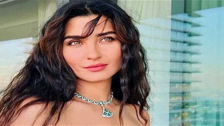 السداد | صور.. النجمة التركية توبا بويوكستون تستمتع بعطلتها الصيفية على البحر