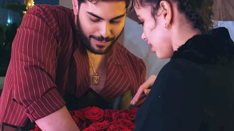 السداد | في أجواء رومانسية.. صديق نور عمرو دياب يهديها باقة ورد والأخيرة ترد: "أحبك جدا"