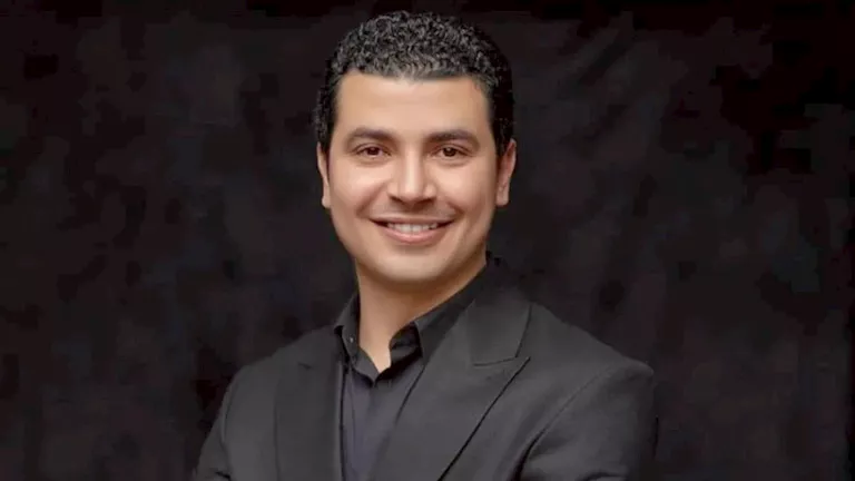 السداد | فيديو| محمد أنور يقدم مع ابنته أغنية هتعدي على مسرح المدرسة