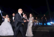 السداد | قُبلة في الهواء.. عمرو دياب يستقبل باسم سمرة في حفل زفاف ابنة شقيق عماد زيادة